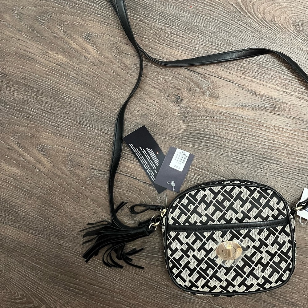 Tommy Hilfiger cross body — brand new✨